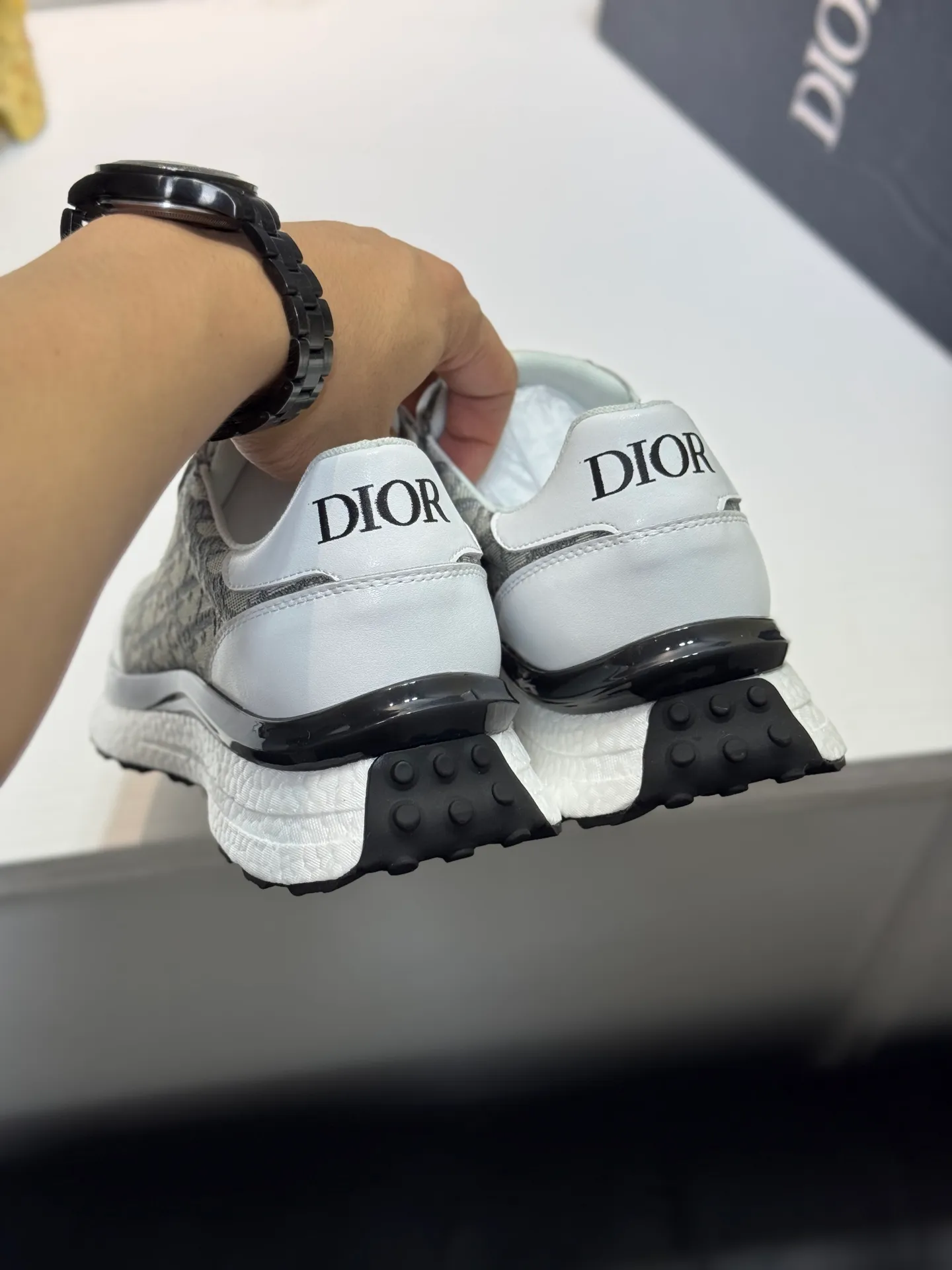 Men's shoes 💰440 [New style] 🐬🐬Original quality (Dior) latest style 🎁casual and fashionable men's shoes👟hot style💥simple and elegant style, exclusive for trendy men. Unique official website new and most brand elements👑original decoration, imported cowhide stitching with classic fabrics, fashionable and generous accessories, ✅foamed TPU wear-resistant** outsole, light and comfortable. Size: 38-44 (45 customized bye bye